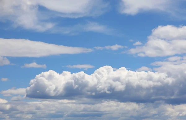 Bred Fantastisk Bakgrund Med Moln Och Blå Himmel — Stockfoto