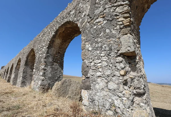 Antico Acquedotto Romano Che Corre Mezzo Campo Realizzato Con Archi — Foto Stock