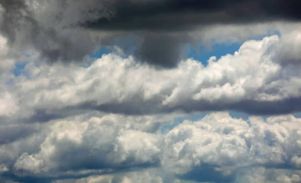 天空中的许多同温层云彩和其他云彩产生了巨大的影响 — 图库照片