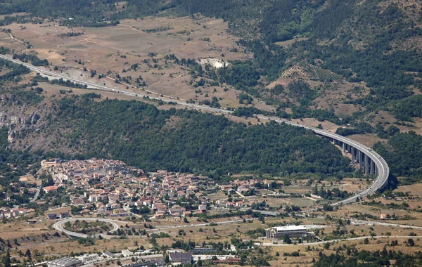 Top Uitzicht Stad Aquila Lange Brede Snelweg Die Door Vallei — Stockfoto