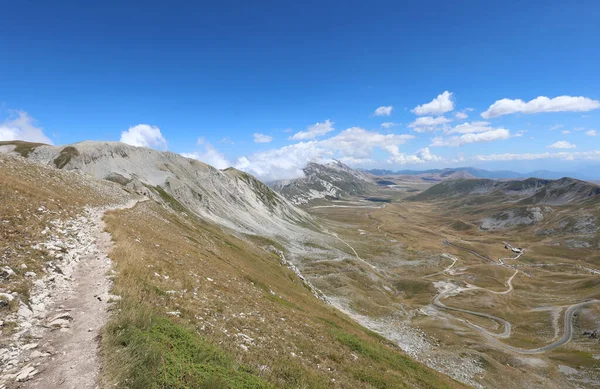 Panorama Över Den Breda Dalen Den Italienska Regionen Abruzzi Gran — Stockfoto