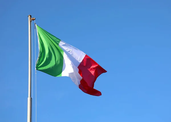 Die Italienische Flagge Weht Leuchtenden Farben Und Der Blaue Himmel — Stockfoto