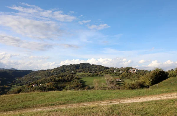 Paisagem Com Colinas Campos Nuvens Céu Azul Claro — Fotografia de Stock