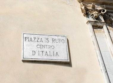 Piazza S Rufo İtalya 'nın orta kesiminde yer alan İtalya' nın göbek deliğinin sembolü olan meydanın adıdır.