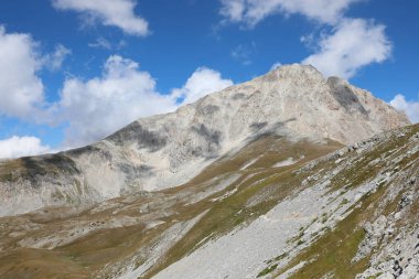 Orta İtalya 'da Gran Sasso adlı ünlü dağ yazın ABRUZZO bölgesinde