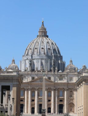 Aziz Peter Bazilikası 'nın uçsuz bucaksız kubbesi Via della Conciliazione' den Roma 'nın ortasında büyük bir dikilitaşla görüldü.