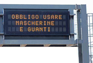İtalya 'da maske ve eldiven kullanma zorunluluğu anlamına gelen büyük metin içeren değişken ileti paneli