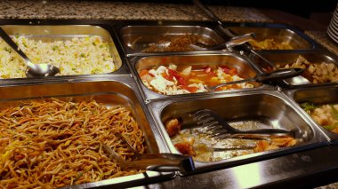 Çelik tepsileri olan bir Asya restoranında hazır yemekler.