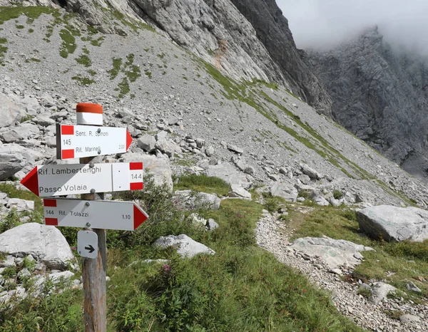 Riktningar För Att Bergsområden Eller Hyddor Skrivna Italienska Alpin Väg — Stockfoto