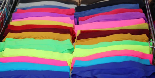 Mnoho Kalhotky Jasných Živých Barev Prodej Oděvním Trhu — Stock fotografie