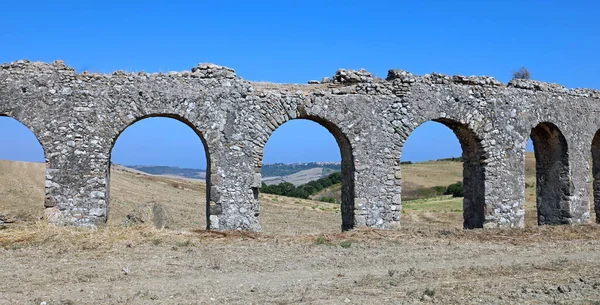 Long Ancient Roman Aqueduct Runs Middle Field Made Arches Right — Stock Photo, Image
