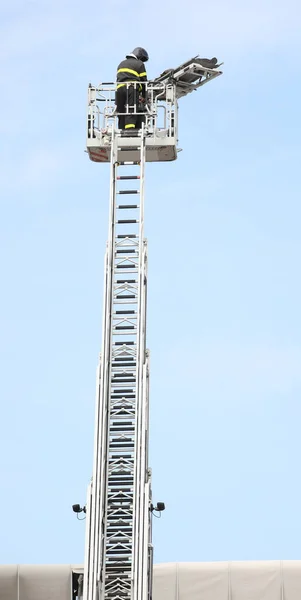 Panier Camion Échelle Avec Les Pompiers Lors Manœuvre Sauvetage Personne — Photo