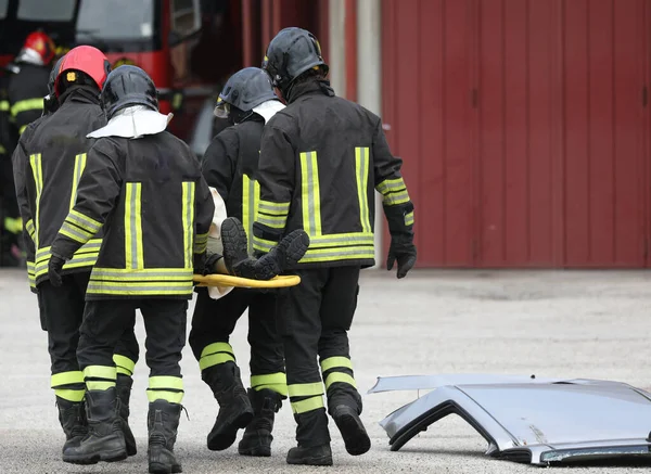 Grupo Bomberos Mientras Rescatan Los Heridos Con Una Camilla Después —  Fotos de Stock