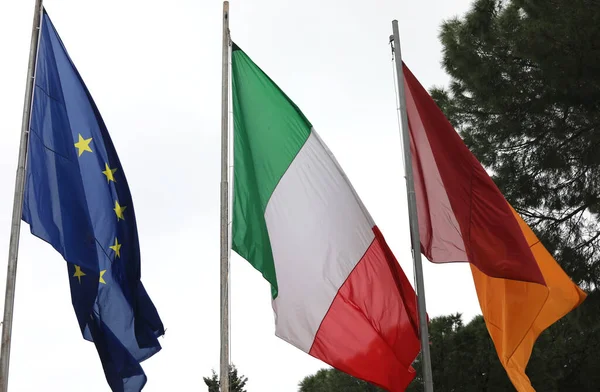 Tre Europeiska Och Italienska Flaggor Staden Rom Med Färger — Stockfoto