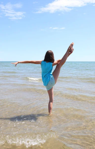 Młoda Sportowiec Dziewczyna Wykonuje Gimnastyka Rytmiczna Ćwiczenia Wodzie Morskiej Lecie — Zdjęcie stockowe