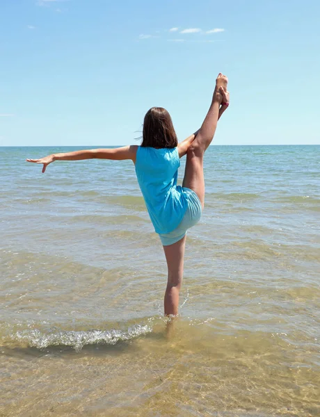 Молодая Атлетка Летом Занимается Художественной Гимнастикой Морской Воде — стоковое фото
