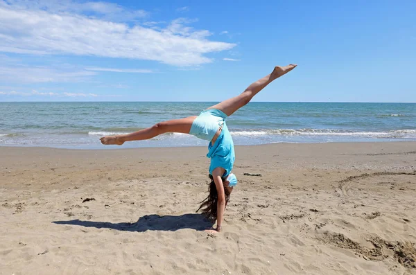 Joven Atlética Playa Del Mar Mientras Realiza Una Voltereta Con — Foto de Stock