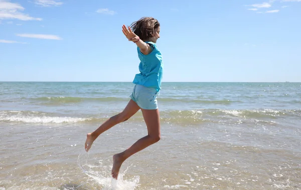 Młoda Atletyczna Dziewczyna Wykonuje Niesamowity Skok Przez Morze Brzegu Plaży — Zdjęcie stockowe