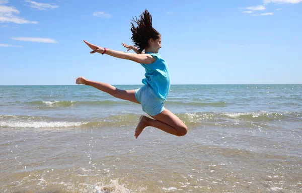 Atletyczna Dziewczyna Wykonuje Niesamowity Skok Przez Morze Brzegu Plaży Lecie — Zdjęcie stockowe