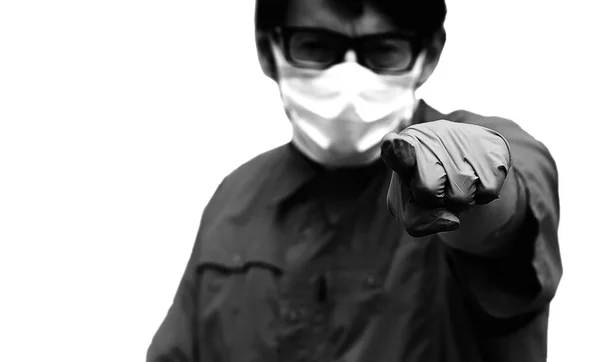 年轻医生的黑白照片 戴着眼镜和外科口罩 以保护自己免受科罗纳病毒的侵袭 — 图库照片