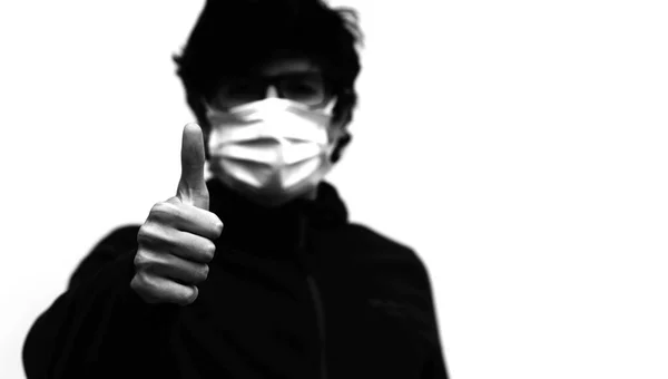 戴着大拇指和外科面具的小男孩的黑白照片 以保护自己免受科罗纳病毒的侵袭 — 图库照片