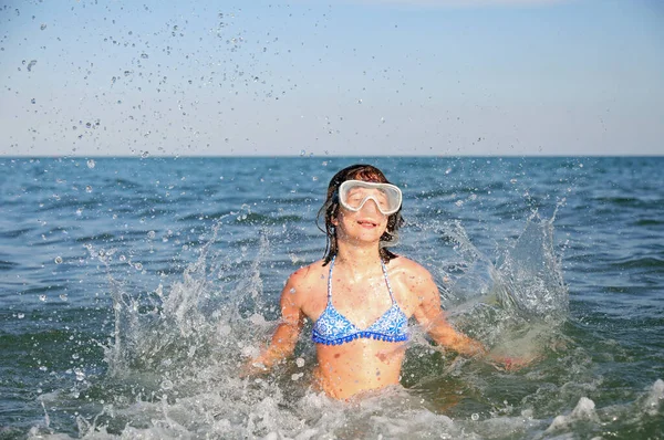 Söt Ung Kaukasisk Flicka Leker Havet Vatten Gör Stänk Och — Stockfoto