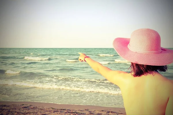 Woman Short Hair Straw Hat Sea Antique Effect Indicates Point — Stock Photo, Image