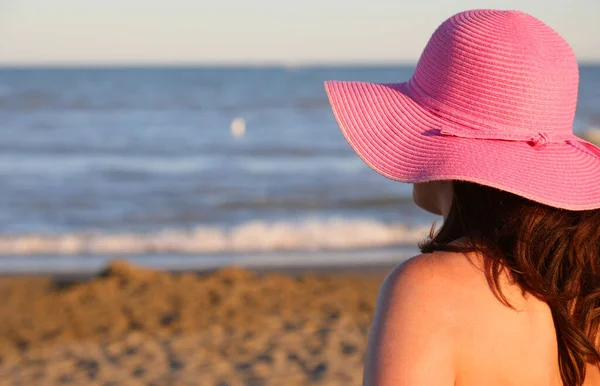 Młoda Kobieta Dużym Fioletowym Słomkowym Kapeluszu Głowie Plaży Nad Morzem — Zdjęcie stockowe
