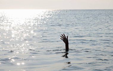 Başarısızlık ve trajedi metaforunda boğulmak üzere olan talihsiz insanın eli.
