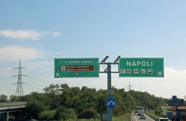 通往意大利那不勒斯和萨莱诺的公路交叉口的路标 — 图库照片