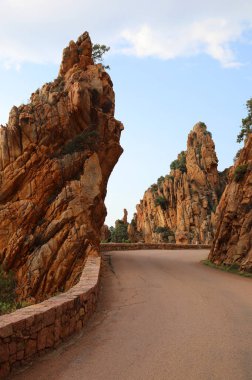 Korsika 'da Calanques de Piana denilen çorak topraklar arasında D81 adında ünlü bir Fransız yolu var.