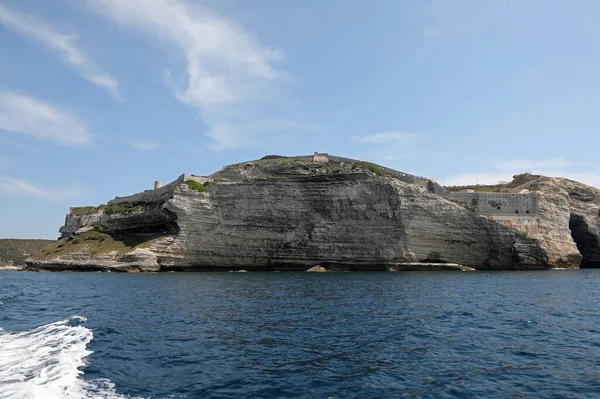 Penhasco Pendente Perto Cidade Bonifacio Ilha Francesa Chamada Córsega Mar — Fotografia de Stock