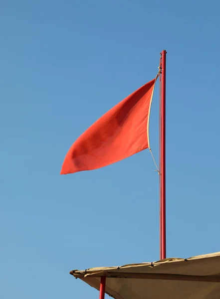 Duża Czerwona Flaga Sygnalizuje Niebezpieczeństwo Nad Wieżą Widokową — Zdjęcie stockowe