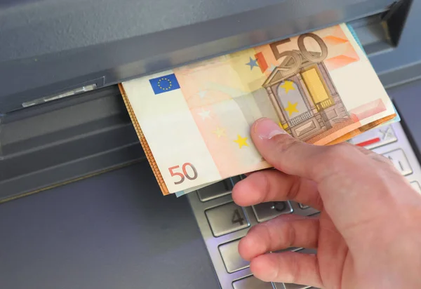 Atm Európai Bankjegyek Bevonásához Személy Kezébe — Stock Fotó