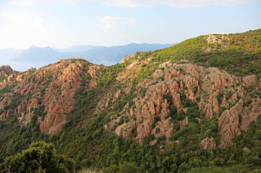 Batı Korsika 'nın Calanques de Piana adlı inanılmaz kırmızı çorak toprakları.