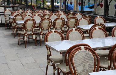 Coronavirüs 'ün neden olduğu ekonomik kriz nedeniyle pek çok boş masa ve sandalye