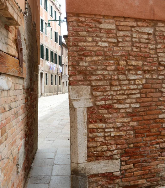 Mycket Smal Passage Mellan Husen Staden Venedig Italien Med Gatorna — Stockfoto