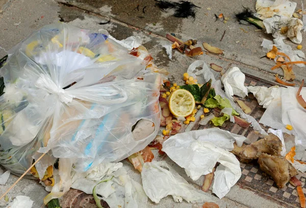 Σπασμένη Σακούλα Σκουπιδιών Παρατημένη Στο Δρόμο Όλα Πράγματα Σκορπισμένα Στο — Φωτογραφία Αρχείου