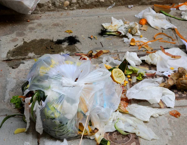 Müllsack Der Auf Der Straße Zurückgelassen Wurde Mit All Den — Stockfoto