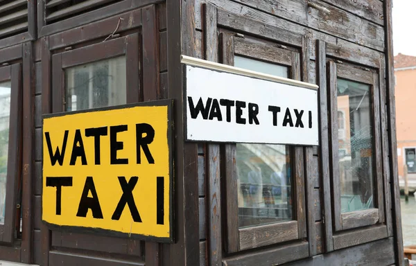 Skriv Med Inskriptionen Water Taxi Som Speciella Båtar För Transport — Stockfoto
