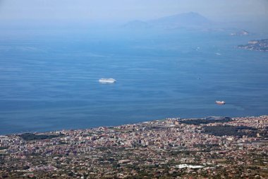 Napoli Körfezi 'nin geniş bir kesiminde bir yolcu gemisi ve volkan Vezüv' den denize yakın birçok ev görüldü.