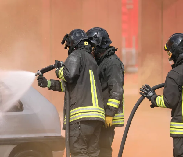 Grupo Bomberos Durante Extinción Del Incendio Causado Después Del Accidente —  Fotos de Stock