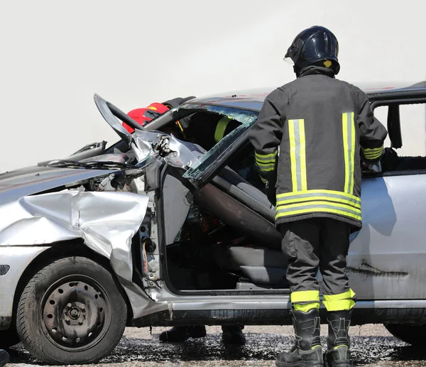 Zespół Straży Pożarnej Akcji Podczas Ratowania Rannej Osoby Wypadku Samochodowym — Zdjęcie stockowe