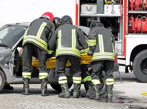 Pompiers Secours Des Blessés Avec Une Civière Après Accident Voiture — Photo