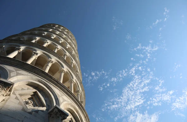 Slavný Štíhlý Věž Pisa Vyfocena Zdola Dechberoucí Záběr Obloha — Stock fotografie