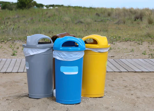 Cuatro Contenedores Para Recogida Separada Residuos Playa Para Mantener Medio —  Fotos de Stock