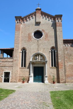 Kuzey İtalya 'da Venedik yakınlarındaki Santa Elena adasındaki tarihi kilisenin cephesi.
