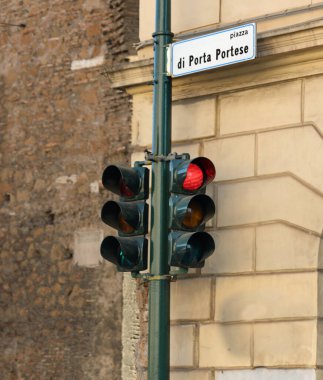 Porta Portese Meydanı 'nın yakınındaki trafik ışığı. İtalya' nın başkentinde kullanılmış şeylerin bulunduğu ünlü bir bit pazarı.