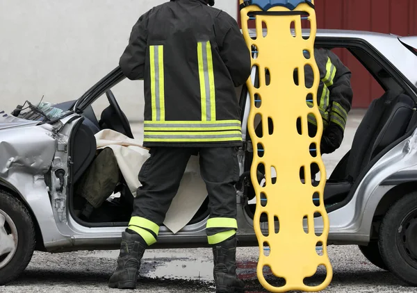 Пожарные Спасают Раненого Человека После Невероятной Аварии Смертельным Исходом Больших — стоковое фото