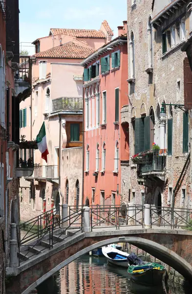 Glimpse Venetian Houses Bridge Navigable Canal Some Boats Any Person — Stock Photo, Image